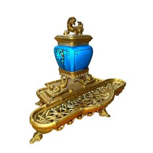 19th Chinoiserie Inkwell In Gilt Bronze And Blue Ceramic Possibly By l'Escalier De Cristal