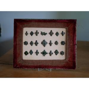 Frame Of 21 Medieval Bronze Belt Decorations - 13th-15th Century - Fleur De Lys