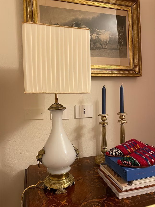 Lampada a tulip in vetro opalino e dettagli in ottone di ispirazione cinese