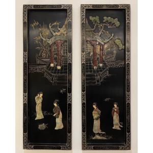 Coppia di pannelli decorativi cinesi in legno laccato, figure e architetture in pietra dura