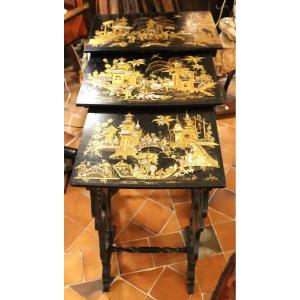 Set Of 3 Nesting Tables In Lacquered Wood, Gold Leaf And Mother-of-pearl, 19th Century