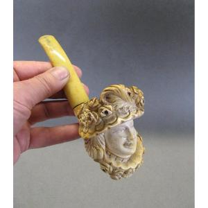 Meerschaum Pipe Depicting A Renaissance Figure.