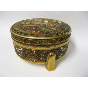 Nineteenth Satsuma Porcelain Tripod Round Box.