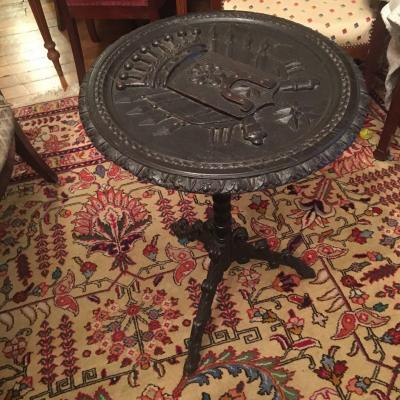 Guéridon En Bois Sculpté D Armes Comtales. Dans Le Style De La Forêt Noire époque Napoléon III