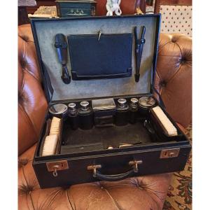 Nécessaire De Toilette En Cristal Et Argent Dans Sa Valise En Cuir Circa 1920