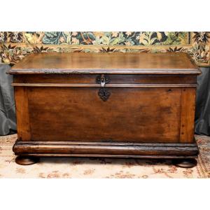  Large Périgord-style Chest, Southwest France, In Solid Walnut, Late 17th - Early 18th Century       