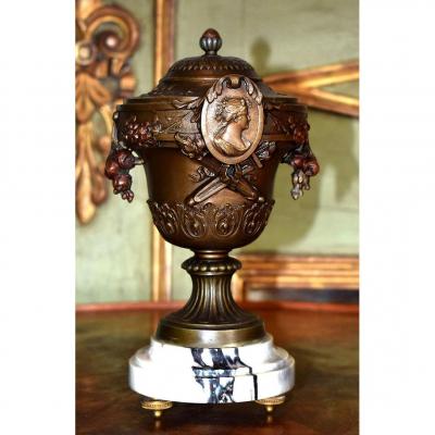 Hyppolyte, François  Moreau . Pot Couvert, cassolette,  Coupe Sur Pied Napoleon III.  XIXème.