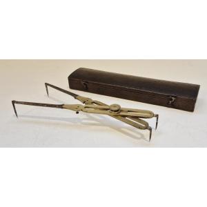 Curved-point Reducing Compass, Circa 1800