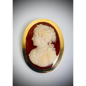Cameo Brooch Pendant .