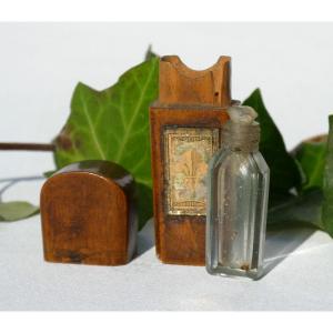 Perfume / Salt Bottle, 1820 Period, Fleur De Lys, Royalty Fixed On Glass In Charles X 19th Style