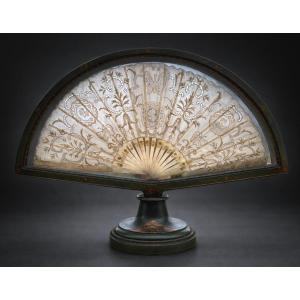 Fan In Its Napoleon III Frame, Shop Window, Martin Varnish, 19th Century, Mother-of-pearl