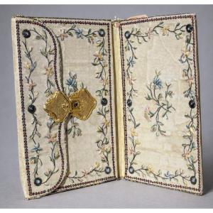 Louis XVI Period Wallet, Object Of Virtue, 18th Century, Silk Embroidery, Notebook, Gold Clasp