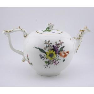 Meissen Porcelain Teapot, 18th Century, Circa 1750