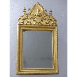 Louis XIV Period Mirror In Gilded Wood, Bérain Decor And Antique Bust Pediment, Early 18th Century