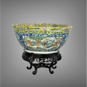 Large Polychrome Enamel Bowl China/canton 19th Century With Battle Scenes Decor