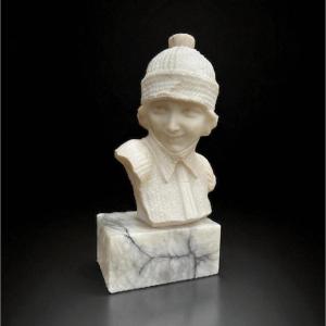 Alabaster Sculpture Signed By "e. Guerrieri" Woman With A Beanie From The 1930s
