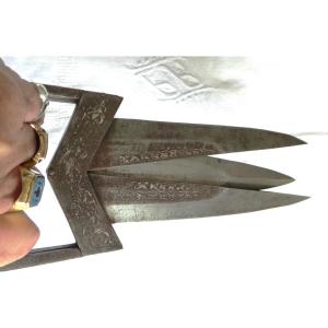 Katar - India 18th - 19th C. With Compass-shaped Opening Blades On A 3rd Blade.