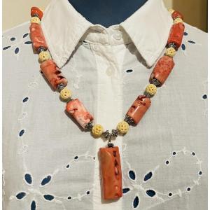 Raw Coral And Finely Carved Bone Necklace - 20th Century