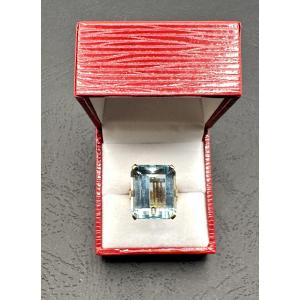 Yellow Gold Ring With A Rectangular Aquamarine