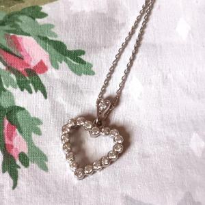 Heart Pendant Diamonds And Chain In 18 Carat Gold