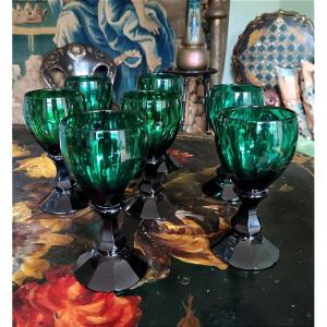 Beautiful Set Of 7 Glasses In Emerald Green Cut Crystal, 19th Century 