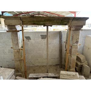 19th-century Rustic-style Fireplace With Keystone Lintel