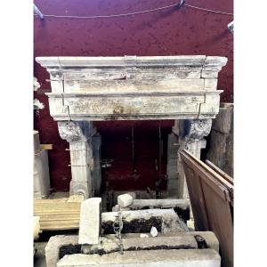 Renaissance Fireplace In Limestone From Charente-maritime