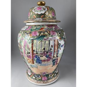 Large Covered Vase In Chinese Famille Rose Porcelain From Canton, Gilt, Signed, Circa 1900