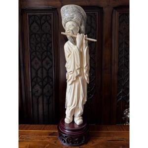 Ivory Okimono Sculpture Representing A Figure With A Large Hat, China, Early 20th Century