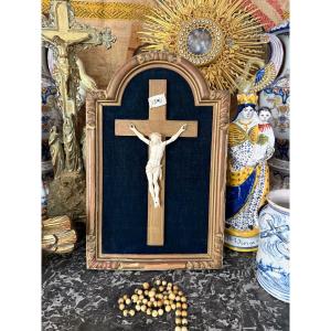 Ivory Christ In A Carved Gilded Frame On A Velvet Background - Late 19th Century - Inri