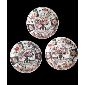Suite Of 3 Imari Porcelain Plates Japan Edo Period