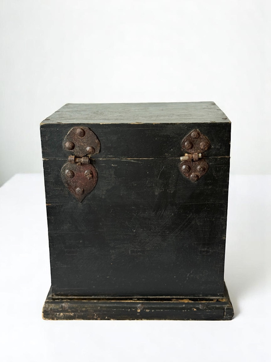 Baule giapponese in legno annerito, Gatto di fortuna – Periodo Meiji,  XIX sec-photo-1