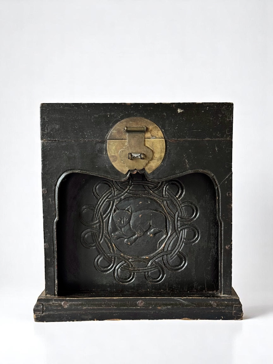 Baule giapponese in legno annerito, Gatto di fortuna – Periodo Meiji,  XIX sec