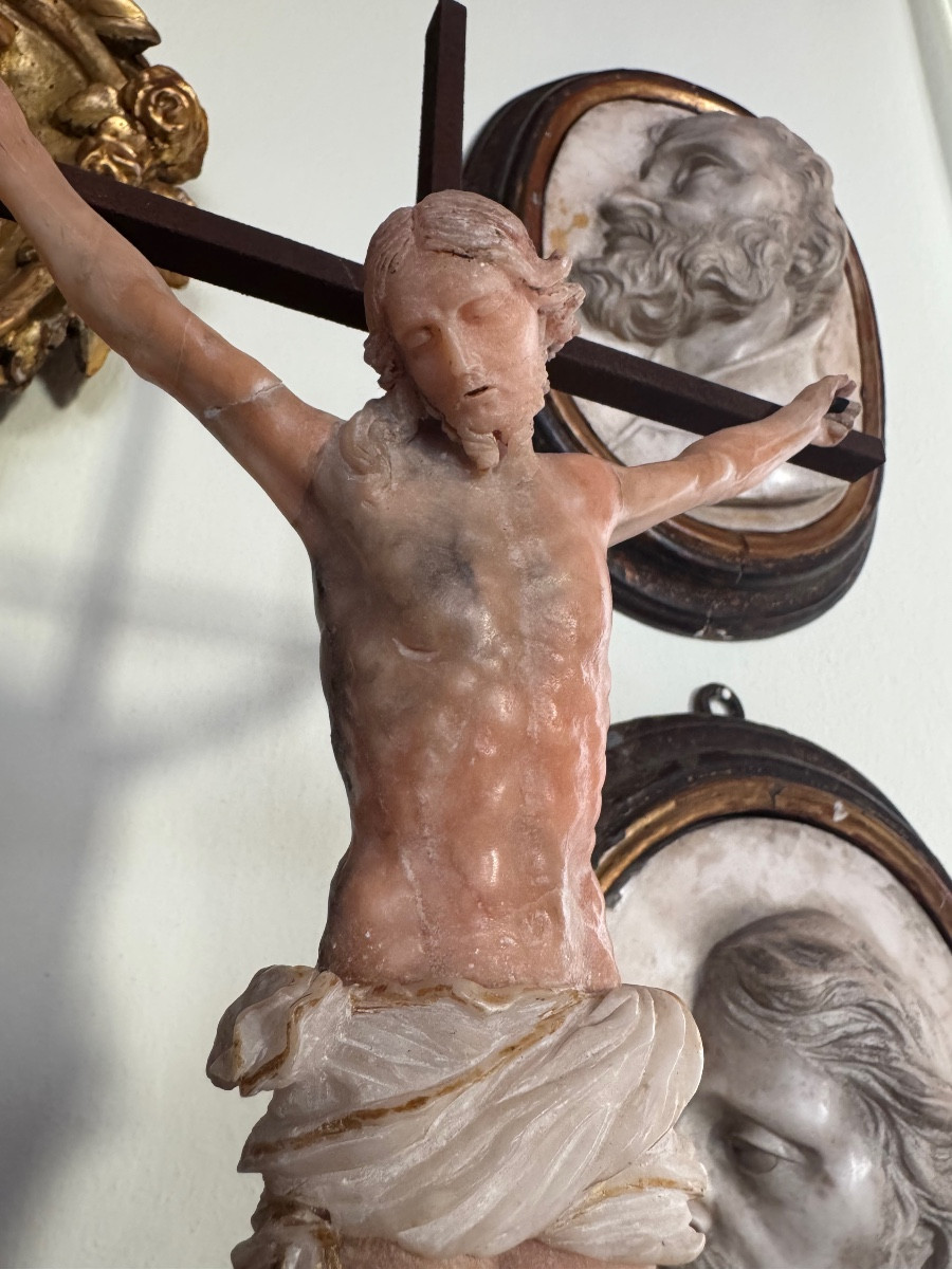 Cristo in alabastro rosa.XVIII secolo