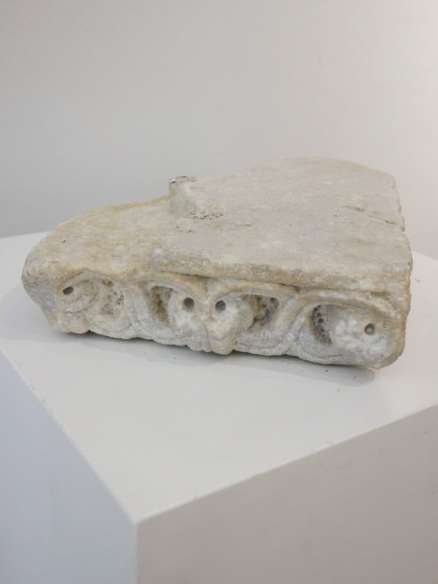 Frammento di cornicione in marmo di epoca romanica - XIII secolo -photo-1