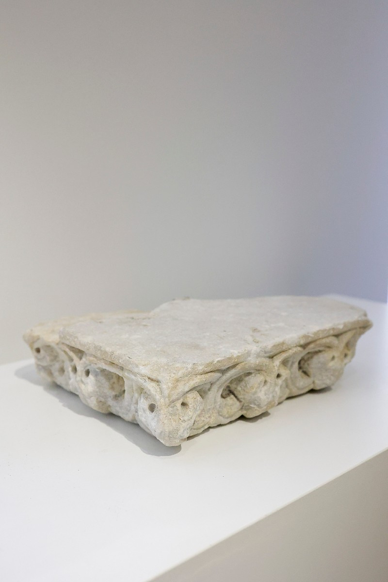 Frammento di cornicione in marmo di epoca romanica - XIII secolo 