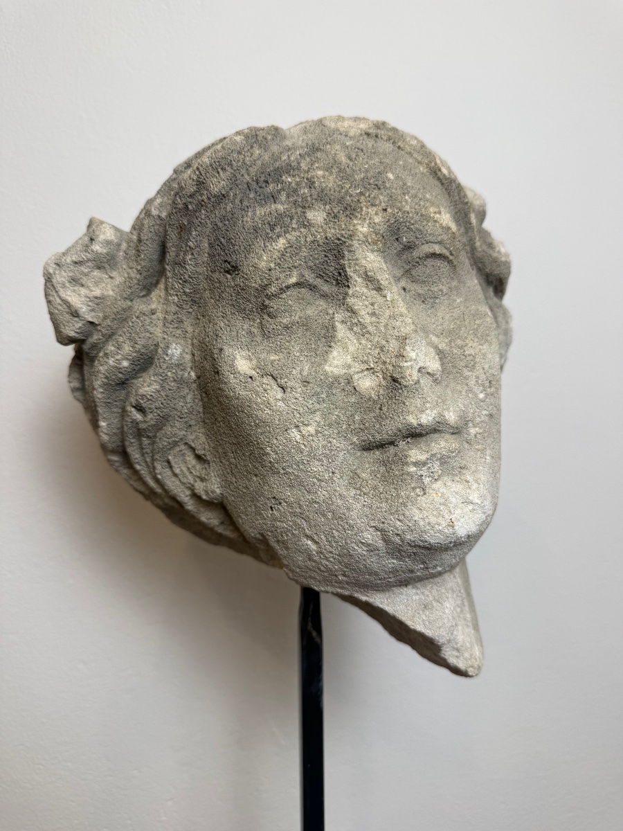 Scultura in pietra raffigurante volto di donna.XVII secolo