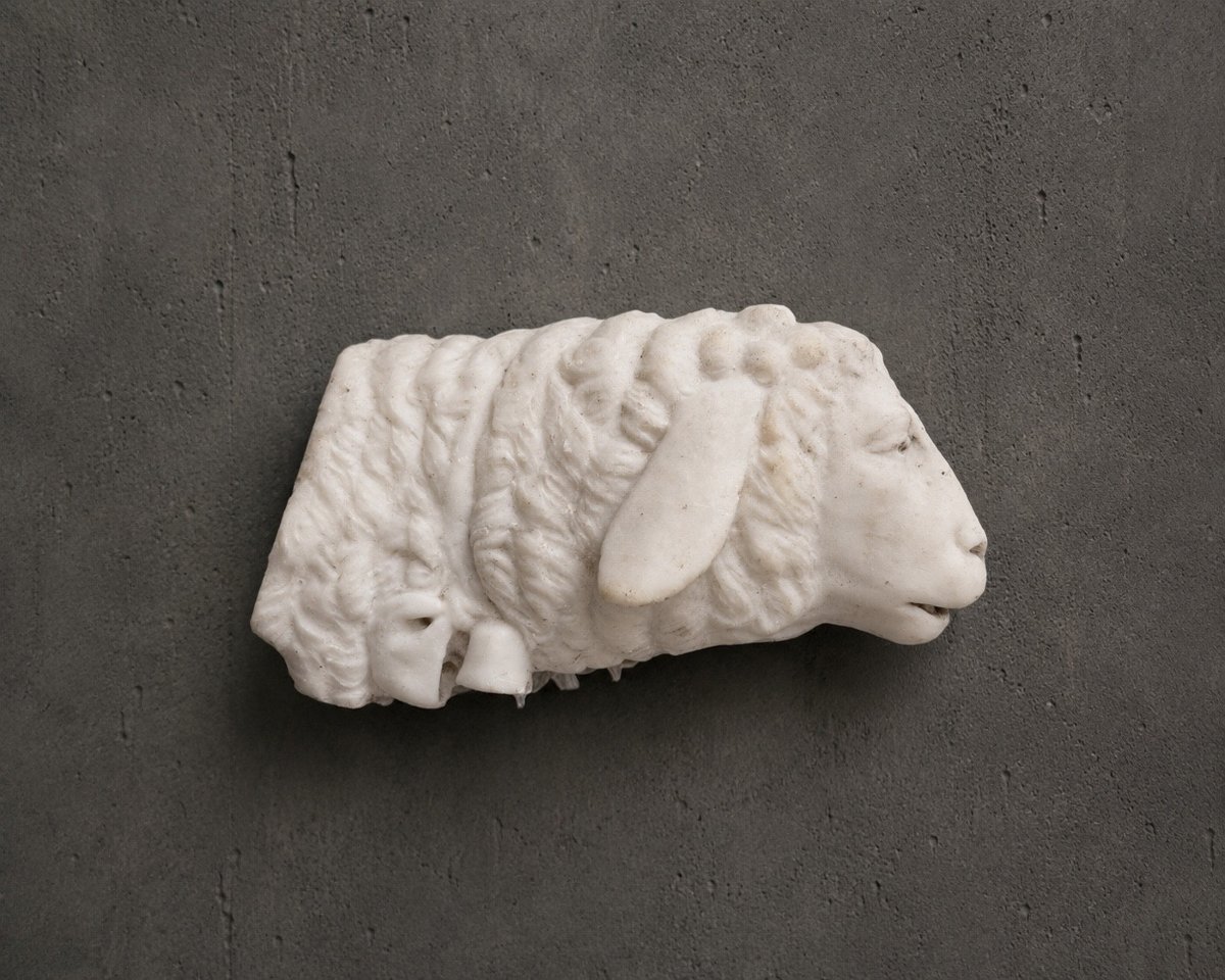 Frammento in marmo raffigurante agnello - XVII secolo. Toscana 