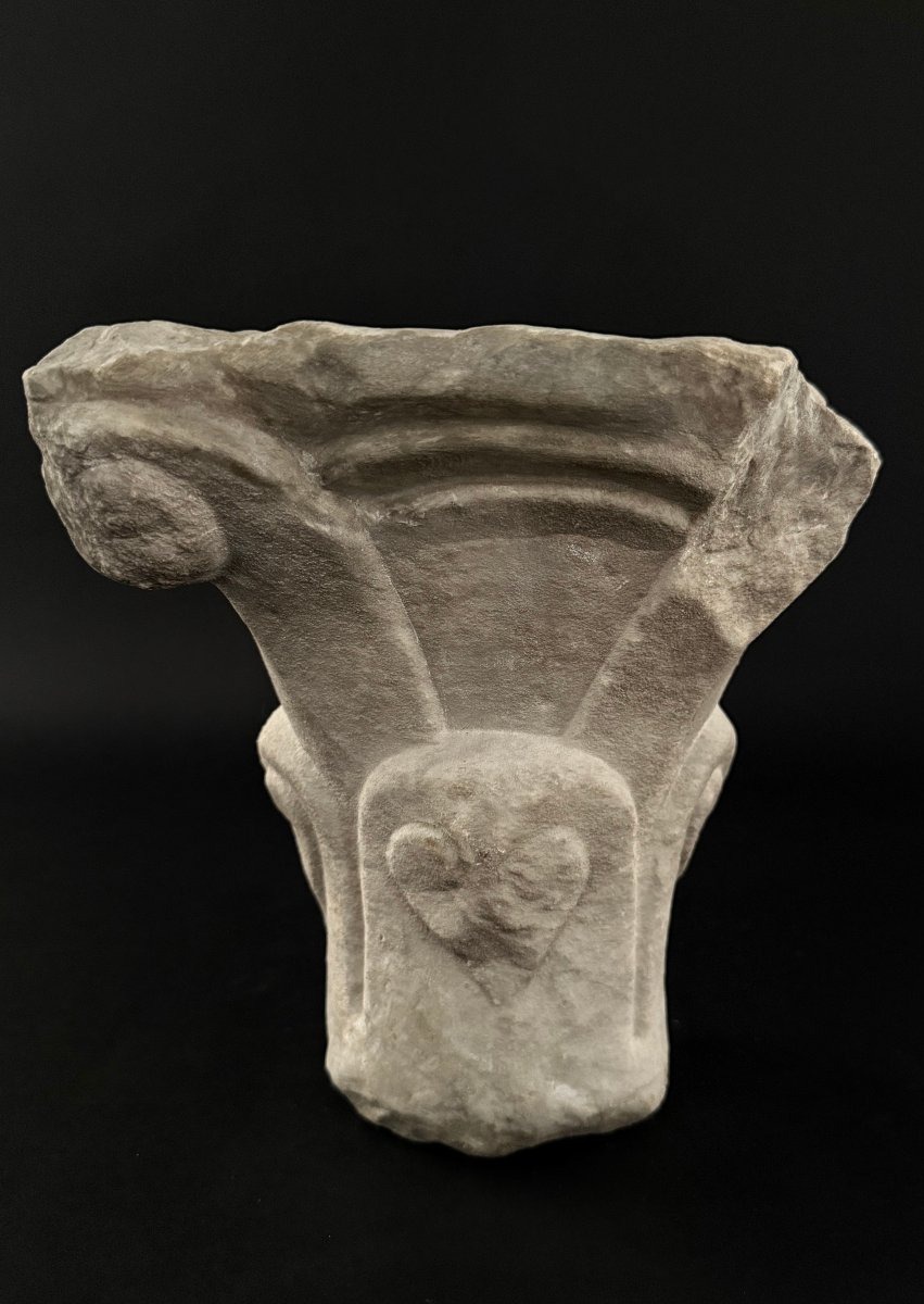 Frammento di capitello romanico in marmo - XII secolo. Italia 