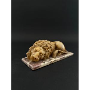 Scultura raffigurante leone in alabastro con base in marmo - XVIII secolo. Toscana