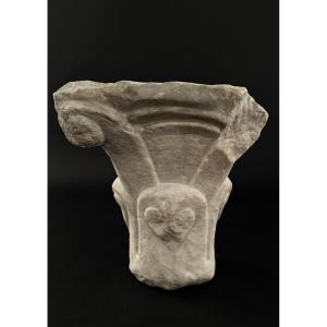 Frammento di capitello romanico in marmo - XII secolo. Italia
