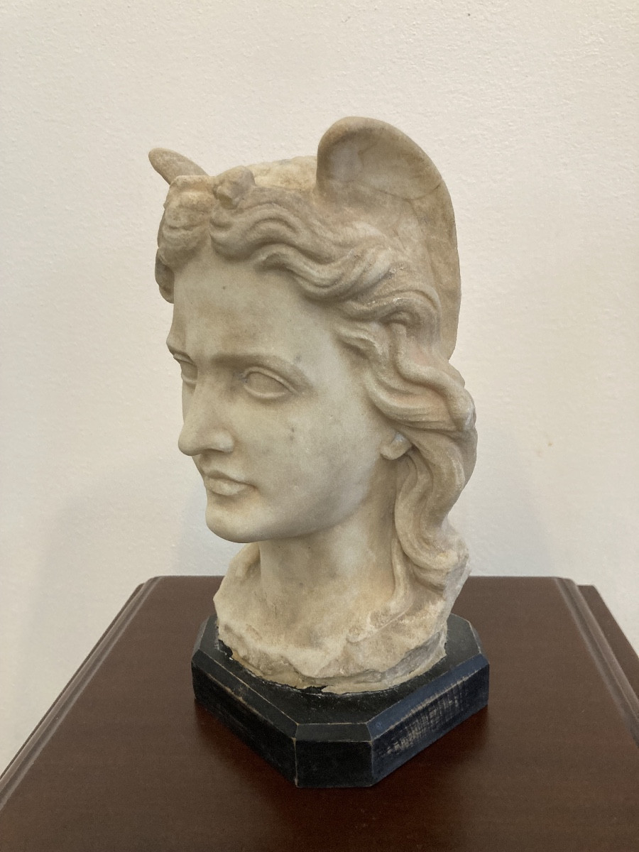 Busto in marmo bianco di gusto classico 