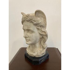 Busto in marmo bianco di gusto classico 