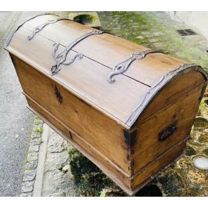 Important Domed Trunk From A Mail Or Stagecoach Trunk In Light Oak, 18th Century