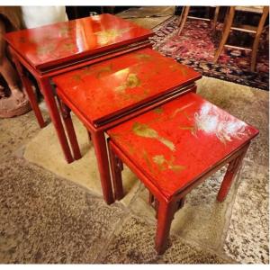 Series Of Three Gigogon Tables In Red Laquer And Gold, Mid-20th Century China Nice Set