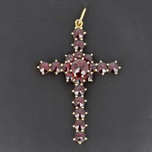 750‰ Yellow Gold Cross With Garnets - B10562