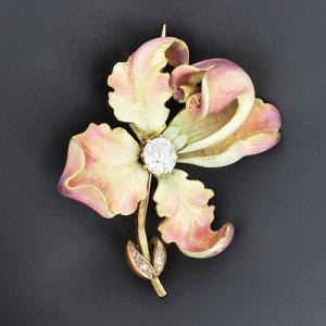 Art Nouveau Brooch In 750‰ Enamelled Gold, Stylizing A Flower, Cushion-cut Diamond - B10529