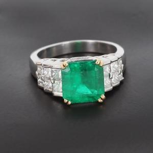 750‰ White Gold Ring With A 3.60 Ct Colombian Emerald And Diamonds - B10513