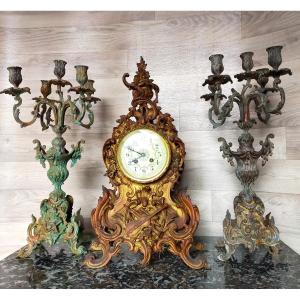 Important Louis XV Rocaille Clock In Bronze With Candlesticks Attribute Of Music 