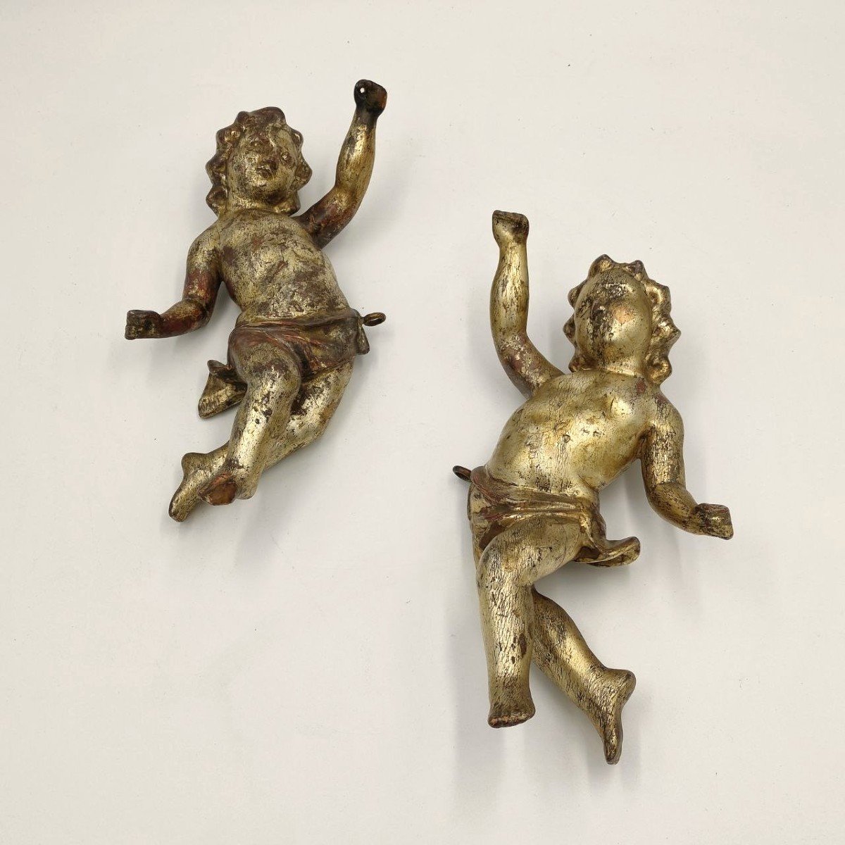 COPPIA DI PUTTI IN LEGNO INTAGLIATO E DORATO, XVIII sec. 